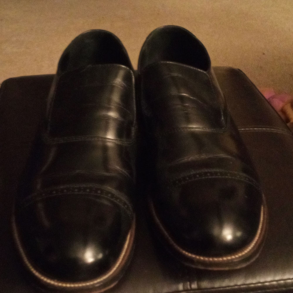 Men's shoes gently use sign of wear on soles